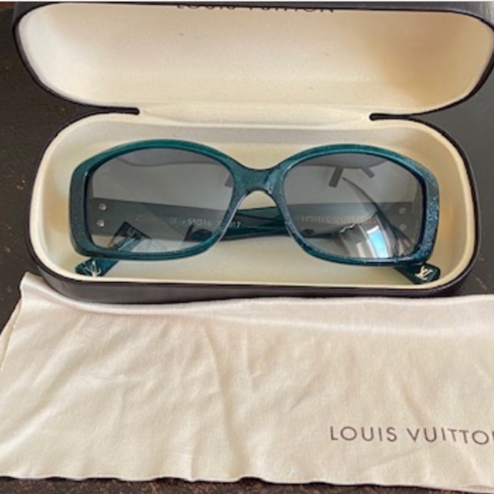 Authentic Louis Vuitton sunglasses (case for pic only )